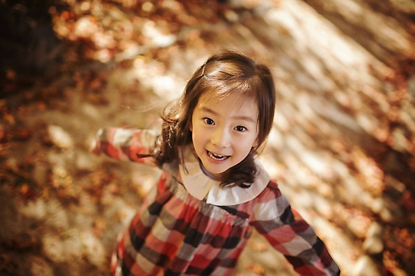포토 JPG 주간 라이프스타일 계절 원피스 여자 어린이라이프 어린이 모션 팔벌리기 한국 한명 서기 미소 사람 동양인 야외 앞모습 귀여움 한국인 가을 순수 가로수 수목원 경기도 천진난만 파주 여자만 여자한명만 어린이만 소녀만 소녀한명만 국내포토 자연요소 1 옷 아시아 뷰포인트 컨셉 표정 인종 생활 파일형식