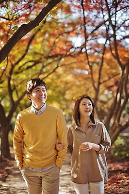 포토 JPG 주간 나무 식물 라이프스타일 부부 계절 여자 남자 단풍 모션 단풍나무 한국 사람 동양인 상반신 성인 야외 두명 앞모습 30대 걷기 팔짱 다정 산책 한국인 가을 가로수 수목원 경기도 부부라이프 파주 장년만 성인만 국내포토 자연요소 커플 아시아 뷰포인트 컨셉 잎 휴식 인종 생활 장년 파일형식