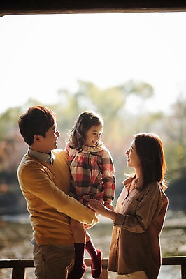 포토 JPG 주간 라이프스타일 계절 여자 남자 딸 어린이 가족 안기 모션 엄마 한국 함께함 서기 미소 사람 동양인 상반신 성인 야외 세명 30대 소풍 마주보기 화목 다정 산책 한국인 가을 가족라이프 아빠 수목원 경기도 파주 국내포토 자연요소 아시아 컨셉 관계 휴식 표정 인종 생활 장년 야외활동 파일형식