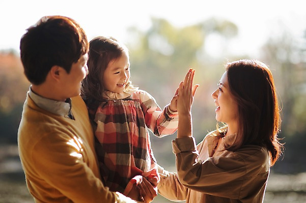 포토 JPG 주간 라이프스타일 계절 여자 남자 딸 어린이 가족 안기 모션 엄마 한국 함께함 서기 사람 동양인 상반신 성인 야외 옆모습 세명 30대 소풍 화목 다정 산책 한국인 가을 가족라이프 아빠 하이파이브 수목원 경기도 파주 국내포토 자연요소 아시아 뷰포인트 컨셉 관계 휴식 인종 손짓 생활 장년 야외활동 파일형식