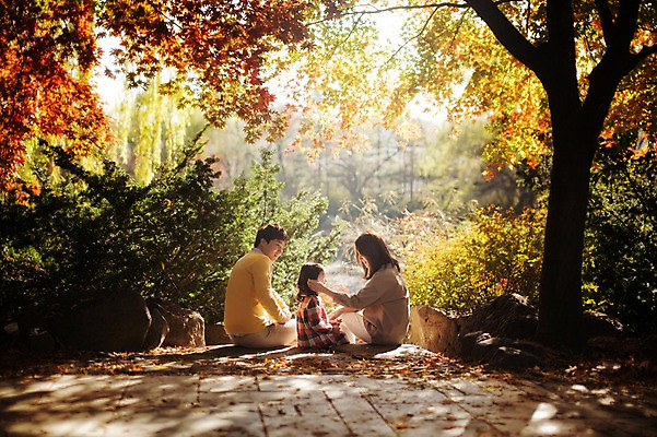 포토 JPG 주간 나무 식물 라이프스타일 계절 여자 남자 딸 어린이 단풍 가족 모션 단풍나무 엄마 휴식 한국 함께함 사람 앉기 동양인 상반신 성인 야외 옆모습 세명 30대 소풍 화목 다정 산책 한국인 가을 가족라이프 아빠 수목원 경기도 돌계단 파주 국내포토 자연요소 아시아 뷰포인트 컨셉 잎 관계 인종 생활 장년 야외활동 계단 돌_바위 파일형식