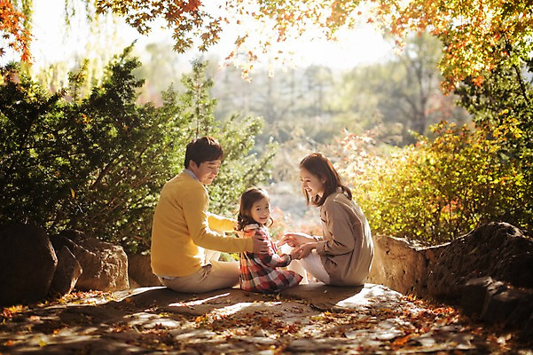 포토 JPG 주간 나무 식물 라이프스타일 계절 여자 남자 딸 어린이 단풍 가족 모션 단풍나무 엄마 휴식 한국 함께함 대화 사람 앉기 동양인 상반신 성인 야외 옆모습 세명 30대 소풍 화목 다정 산책 한국인 가을 가족라이프 아빠 수목원 경기도 돌계단 파주 국내포토 자연요소 아시아 뷰포인트 컨셉 잎 관계 말하기 인종 생활 장년 야외활동 계단 돌_바위 파일형식