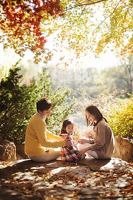 포토 JPG 주간 나무 식물 라이프스타일 계절 여자 남자 딸 어린이 단풍 가족 모션 단풍나무 엄마 휴식 한국 함께함 대화 사람 앉기 동양인 상반신 성인 야외 옆모습 세명 30대 소풍 화목 다정 산책 한국인 가을 가족라이프 아빠 수목원 경기도 돌계단 파주 국내포토 자연요소 아시아 뷰포인트 컨셉 잎 관계 말하기 인종 생활 장년 야외활동 계단 돌_바위 파일형식