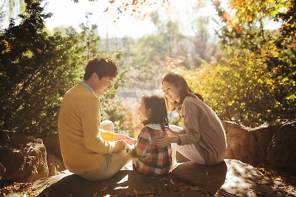 포토 JPG 주간 라이프스타일 계절 여자 남자 딸 어린이 가족 모션 엄마 휴식 한국 함께함 대화 미소 사람 앉기 동양인 상반신 성인 야외 뒷모습 세명 30대 소풍 화목 다정 산책 한국인 가을 가족라이프 아빠 수목원 경기도 돌계단 파주 국내포토 자연요소 아시아 뷰포인트 컨셉 관계 표정 말하기 인종 생활 장년 야외활동 계단 돌_바위 파일형식
