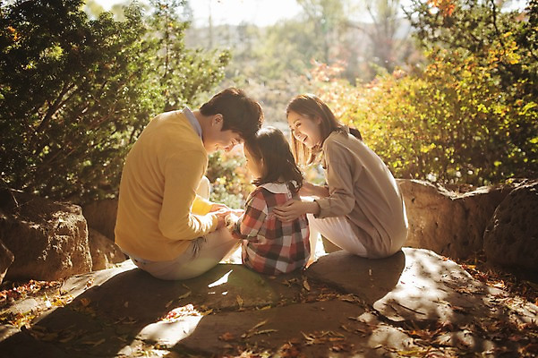 포토 JPG 주간 라이프스타일 계절 여자 남자 딸 어린이 가족 모션 엄마 휴식 한국 함께함 대화 미소 사람 앉기 동양인 상반신 성인 야외 뒷모습 세명 30대 소풍 화목 다정 산책 한국인 가을 가족라이프 아빠 수목원 경기도 돌계단 파주 국내포토 자연요소 아시아 뷰포인트 컨셉 관계 표정 말하기 인종 생활 장년 야외활동 계단 돌_바위 파일형식