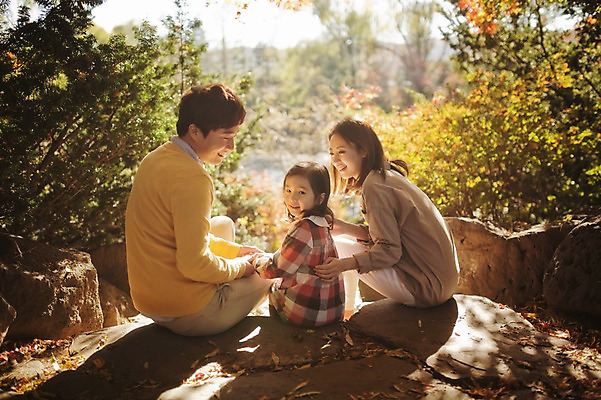 포토 JPG 주간 라이프스타일 계절 여자 남자 딸 어린이 가족 모션 엄마 휴식 한국 함께함 대화 사람 앉기 동양인 상반신 성인 야외 뒷모습 세명 30대 소풍 화목 다정 산책 한국인 가을 가족라이프 뒤돌아보기 아빠 수목원 경기도 돌계단 파주 국내포토 자연요소 아시아 뷰포인트 컨셉 관계 말하기 인종 생활 장년 야외활동 계단 돌_바위 파일형식