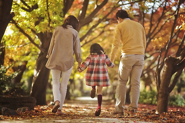 포토 JPG 주간 전신 나무 식물 라이프스타일 계절 여자 남자 딸 어린이 단풍 가족 모션 단풍나무 엄마 한국 함께함 사람 동양인 성인 야외 뒷모습 세명 30대 소풍 걷기 손잡기 화목 다정 산책 한국인 가을 가족라이프 아빠 가로수 수목원 경기도 파주 국내포토 자연요소 아시아 뷰포인트 컨셉 잎 관계 휴식 인종 생활 장년 야외활동 파일형식