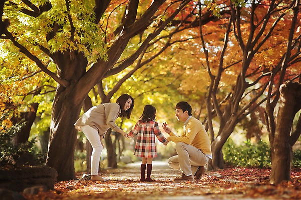 포토 JPG 주간 전신 나무 식물 라이프스타일 계절 여자 남자 딸 어린이 단풍 가족 모션 단풍나무 엄마 한국 함께함 서기 사람 앉기 동양인 상반신 성인 야외 옆모습 뒷모습 세명 30대 소풍 화목 다정 산책 한국인 가을 가족라이프 아빠 가로수 수목원 경기도 파주 국내포토 자연요소 아시아 뷰포인트 컨셉 잎 관계 휴식 인종 생활 장년 야외활동 파일형식