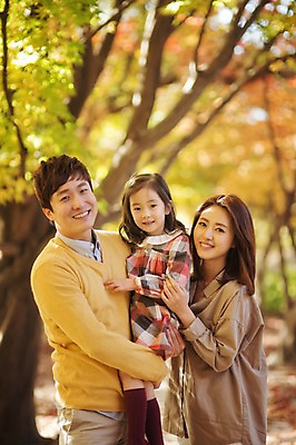 포토 JPG 주간 나무 식물 라이프스타일 계절 여자 남자 딸 어린이 단풍 가족 안기 모션 단풍나무 엄마 한국 함께함 서기 미소 사람 동양인 상반신 성인 야외 앞모습 세명 30대 소풍 화목 다정 한국인 가을 가족라이프 아빠 가로수 수목원 경기도 파주 국내포토 자연요소 아시아 뷰포인트 컨셉 잎 관계 표정 인종 생활 장년 야외활동 파일형식