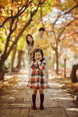 포토 JPG 주간 전신 나무 식물 라이프스타일 계절 여자 남자 딸 어린이 단풍 가족 모션 단풍나무 엄마 한국 함께함 서기 사람 동양인 성인 야외 앞모습 아웃포커스 세명 30대 턱괴기 화목 다정 산책 한국인 가을 가족라이프 아빠 수목원 경기도 파주 국내포토 자연요소 아시아 뷰포인트 컨셉 잎 관계 휴식 촬영기법 인종 생활 장년 파일형식