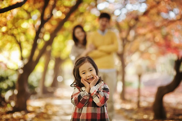 포토 JPG 주간 나무 식물 라이프스타일 계절 여자 남자 딸 어린이 단풍 가족 모션 단풍나무 엄마 한국 함께함 서기 미소 사람 동양인 상반신 성인 야외 앞모습 아웃포커스 세명 30대 턱괴기 화목 다정 산책 한국인 가을 가족라이프 아빠 수목원 경기도 파주 국내포토 자연요소 아시아 뷰포인트 컨셉 잎 관계 휴식 촬영기법 표정 인종 생활 장년 파일형식