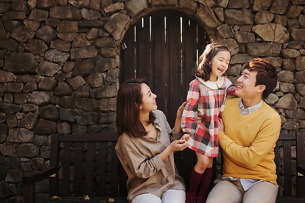 포토 JPG 주간 라이프스타일 계절 여자 남자 딸 어린이 벤치 의자 가족 모션 엄마 휴식 한국 함께함 서기 미소 사람 앉기 동양인 상반신 성인 야외 앞모습 세명 30대 화목 다정 한국인 가을 가족라이프 아빠 수목원 경기도 파주 국내포토 자연요소 아시아 뷰포인트 가구 컨셉 관계 표정 인종 생활 장년 파일형식