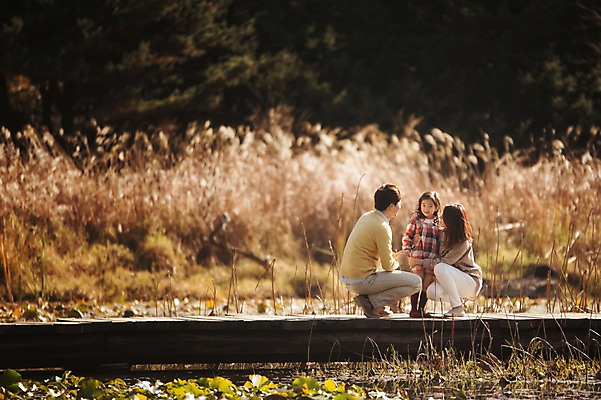 포토 JPG 주간 전신 라이프스타일 계절 여자 남자 딸 어린이 가족 모션 엄마 한국 함께함 갈대 서기 사람 앉기 동양인 성인 야외 앞모습 세명 30대 소풍 화목 다정 산책 한국인 가을 가족라이프 아빠 수목원 경기도 파주 국내포토 자연요소 식물 아시아 뷰포인트 컨셉 관계 휴식 인종 생활 장년 야외활동 파일형식