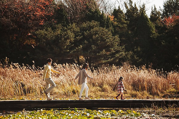 포토 JPG 주간 전신 라이프스타일 계절 여자 남자 딸 어린이 가족 모션 엄마 한국 함께함 사람 동양인 성인 야외 옆모습 세명 30대 소풍 걷기 화목 다정 산책 한국인 가을 가족라이프 아빠 수목원 경기도 가교 파주 국내포토 자연요소 건축물 아시아 뷰포인트 컨셉 관계 휴식 인종 생활 장년 야외활동 파일형식