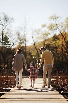포토 JPG 주간 전신 라이프스타일 계절 여자 남자 딸 어린이 가족 모션 엄마 한국 함께함 사람 동양인 성인 야외 뒷모습 세명 30대 소풍 걷기 손잡기 화목 다정 산책 한국인 가을 가족라이프 아빠 수목원 경기도 가교 파주 국내포토 자연요소 건축물 아시아 뷰포인트 컨셉 관계 휴식 인종 생활 장년 야외활동 파일형식