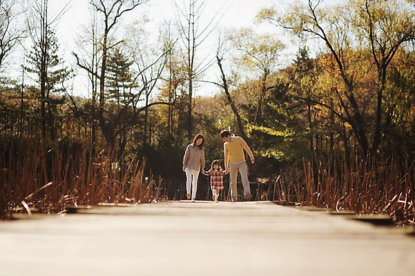 포토 JPG 주간 전신 라이프스타일 계절 여자 남자 딸 어린이 가족 모션 엄마 한국 함께함 사람 동양인 성인 야외 앞모습 세명 30대 소풍 걷기 손잡기 화목 다정 산책 한국인 가을 가족라이프 아빠 수목원 경기도 가교 파주 국내포토 자연요소 건축물 아시아 뷰포인트 컨셉 관계 휴식 인종 생활 장년 야외활동 파일형식