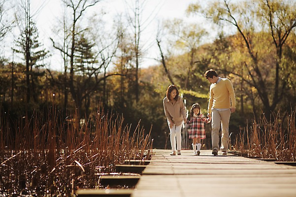 포토 JPG 주간 전신 라이프스타일 계절 여자 남자 딸 어린이 가족 모션 엄마 한국 함께함 사람 동양인 성인 야외 앞모습 세명 30대 소풍 걷기 손잡기 화목 다정 산책 한국인 가을 가족라이프 아빠 수목원 경기도 가교 파주 국내포토 자연요소 건축물 아시아 뷰포인트 컨셉 관계 휴식 인종 생활 장년 야외활동 파일형식