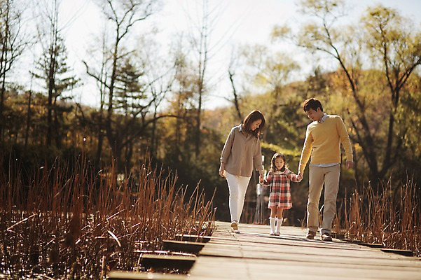 포토 JPG 주간 전신 라이프스타일 계절 여자 남자 딸 어린이 가족 모션 엄마 한국 함께함 사람 동양인 성인 야외 앞모습 세명 30대 소풍 걷기 손잡기 화목 다정 산책 한국인 가을 가족라이프 아빠 수목원 경기도 가교 파주 국내포토 자연요소 건축물 아시아 뷰포인트 컨셉 관계 휴식 인종 생활 장년 야외활동 파일형식