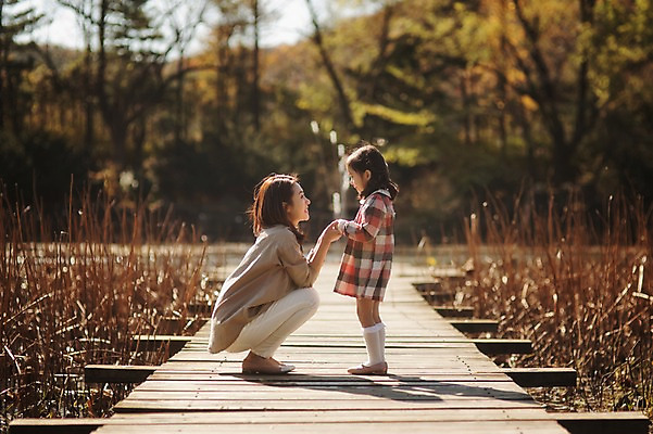 포토 JPG 주간 전신 라이프스타일 계절 여자 딸 어린이 가족 모션 모녀 엄마 한국 서기 사람 앉기 동양인 성인 야외 두명 옆모습 30대 소풍 마주보기 손잡기 산책 한국인 가을 가족라이프 수목원 경기도 가교 파주 여자만 국내포토 자연요소 건축물 아시아 뷰포인트 관계 휴식 인종 생활 장년 야외활동 파일형식