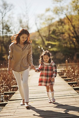 포토 JPG 주간 전신 라이프스타일 계절 여자 딸 어린이 가족 모션 모녀 엄마 한국 서기 사람 동양인 성인 야외 두명 앞모습 30대 소풍 걷기 손잡기 산책 한국인 가을 가족라이프 수목원 경기도 가교 파주 여자만 국내포토 자연요소 건축물 아시아 뷰포인트 관계 휴식 인종 생활 장년 야외활동 파일형식