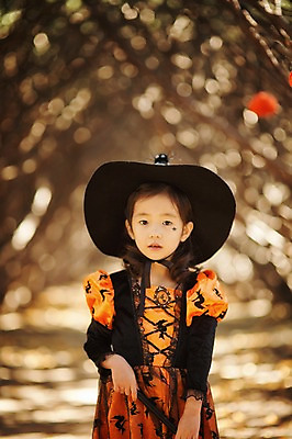 포토 JPG 주간 나무 식물 라이프스타일 계절 여자 어린이라이프 어린이 모션 호박 한국 한명 서기 사람 동양인 상반신 야외 앞모습 귀여움 할로윈 한국인 가을 분위기 숲 순수 수목원 경기도 잭오랜턴 천진난만 파주 여자만 여자한명만 어린이만 소녀만 소녀한명만 국내포토 자연요소 1 아시아 뷰포인트 컨셉 채소 인종 생활 파일형식