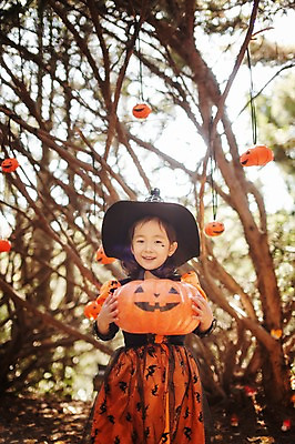 포토 JPG 주간 나무 식물 라이프스타일 계절 여자 어린이라이프 어린이 모션 호박 한국 한명 서기 미소 들기 사람 동양인 상반신 야외 앞모습 귀여움 할로윈 한국인 가을 분위기 숲 순수 수목원 경기도 잭오랜턴 천진난만 파주 여자만 여자한명만 어린이만 소녀만 소녀한명만 국내포토 자연요소 1 아시아 뷰포인트 컨셉 채소 표정 인종 생활 파일형식