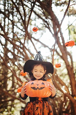 포토 JPG 주간 나무 식물 라이프스타일 계절 여자 어린이라이프 어린이 모션 호박 한국 한명 서기 미소 들기 사람 동양인 상반신 야외 앞모습 귀여움 할로윈 한국인 가을 분위기 숲 순수 수목원 경기도 잭오랜턴 천진난만 파주 여자만 여자한명만 어린이만 소녀만 소녀한명만 국내포토 자연요소 1 아시아 뷰포인트 컨셉 채소 표정 인종 생활 파일형식