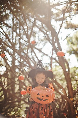 포토 JPG 주간 나무 식물 라이프스타일 계절 여자 어린이라이프 어린이 모션 호박 한국 한명 서기 미소 사람 동양인 상반신 야외 앞모습 햇빛 귀여움 할로윈 한국인 가을 분위기 숲 순수 수목원 경기도 잭오랜턴 천진난만 파주 여자만 여자한명만 어린이만 소녀만 소녀한명만 국내포토 자연요소 1 아시아 뷰포인트 컨셉 채소 표정 인종 생활 태양 파일형식