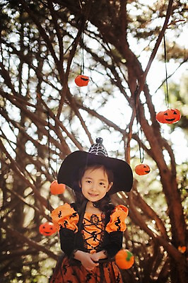 포토 JPG 주간 나무 식물 라이프스타일 계절 여자 어린이라이프 어린이 모션 호박 한국 한명 서기 미소 사람 동양인 상반신 야외 앞모습 귀여움 할로윈 한국인 가을 분위기 숲 순수 수목원 경기도 잭오랜턴 천진난만 파주 여자만 여자한명만 어린이만 소녀만 소녀한명만 국내포토 자연요소 1 아시아 뷰포인트 컨셉 채소 표정 인종 생활 파일형식