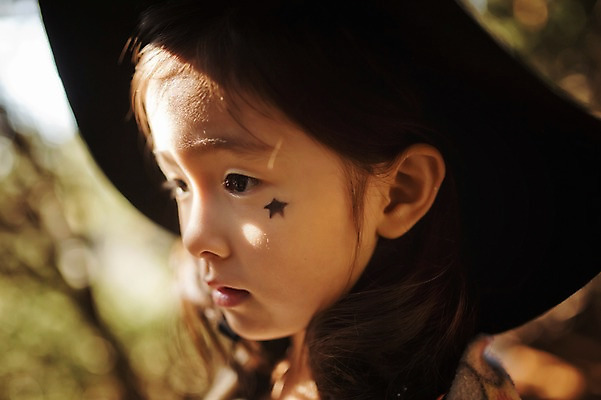 포토 JPG 주간 나무 식물 라이프스타일 응시 계절 여자 어린이라이프 별 어린이 모션 호박 한국 한명 사람 동양인 상반신 야외 옆모습 귀여움 할로윈 한국인 가을 분위기 숲 순수 수목원 경기도 잭오랜턴 천진난만 파주 여자만 여자한명만 어린이만 소녀만 소녀한명만 국내포토 자연요소 1 시선 아시아 뷰포인트 컨셉 채소 인종 생활 파일형식