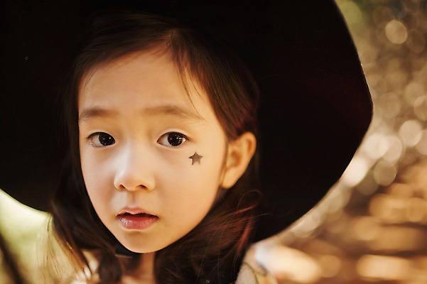 포토 JPG 주간 나무 식물 라이프스타일 계절 여자 어린이라이프 별 어린이 모션 호박 한국 한명 사람 동양인 상반신 야외 앞모습 귀여움 할로윈 한국인 가을 분위기 숲 순수 수목원 경기도 잭오랜턴 천진난만 파주 여자만 여자한명만 어린이만 소녀만 소녀한명만 국내포토 자연요소 1 아시아 뷰포인트 컨셉 채소 인종 생활 파일형식