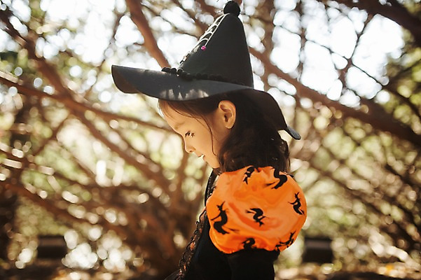 포토 JPG 주간 나무 식물 라이프스타일 계절 여자 어린이라이프 어린이 모션 호박 한국 한명 서기 사람 동양인 상반신 야외 옆모습 귀여움 할로윈 한국인 가을 분위기 숲 순수 수목원 경기도 잭오랜턴 천진난만 파주 여자만 여자한명만 어린이만 소녀만 소녀한명만 국내포토 자연요소 1 아시아 뷰포인트 컨셉 채소 인종 생활 파일형식