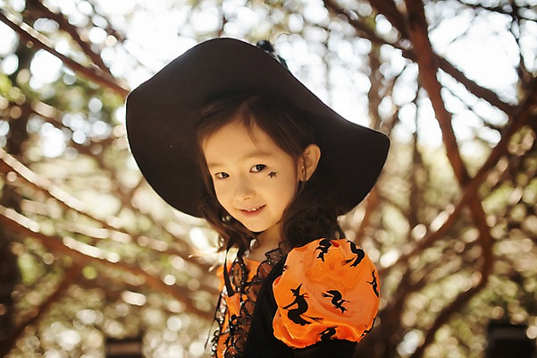 포토 JPG 주간 나무 식물 라이프스타일 계절 여자 어린이라이프 어린이 모션 호박 한국 한명 서기 미소 사람 동양인 상반신 야외 옆모습 귀여움 할로윈 한국인 가을 분위기 숲 순수 수목원 경기도 잭오랜턴 천진난만 파주 여자만 여자한명만 어린이만 소녀만 소녀한명만 국내포토 자연요소 1 아시아 뷰포인트 컨셉 채소 표정 인종 생활 파일형식