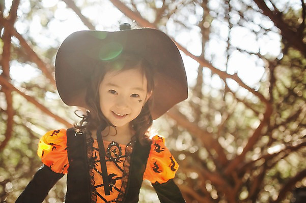 포토 JPG 주간 나무 식물 라이프스타일 계절 여자 어린이라이프 어린이 모션 호박 한국 한명 서기 미소 사람 동양인 상반신 야외 앞모습 귀여움 할로윈 한국인 가을 분위기 숲 순수 수목원 경기도 잭오랜턴 천진난만 파주 여자만 여자한명만 어린이만 소녀만 소녀한명만 국내포토 자연요소 1 아시아 뷰포인트 컨셉 채소 표정 인종 생활 파일형식