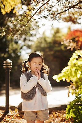 포토 JPG 주간 식물 라이프스타일 계절 여자 어린이라이프 어린이 단풍 모션 단풍나무 한국 한명 서기 미소 사람 동양인 상반신 야외 귀여움 눈감음 한국인 가을 순수 손모으기 수목원 경기도 천진난만 파주 여자만 여자한명만 어린이만 소녀만 소녀한명만 국내포토 자연요소 나무 1 아시아 컨셉 잎 표정 인종 손짓 생활 파일형식