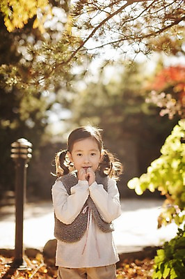 포토 JPG 주간 식물 라이프스타일 계절 여자 어린이라이프 어린이 모션 한국 한명 서기 미소 사람 동양인 손짓 상반신 야외 앞모습 귀여움 한국인 가을 순수 손모으기 수목원 경기도 천진난만 파주 여자만 여자한명만 어린이만 소녀만 소녀한명만 국내포토 자연요소 1 아시아 뷰포인트 컨셉 표정 인종 생활 파일형식