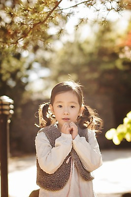 포토 JPG 주간 식물 라이프스타일 계절 여자 어린이라이프 어린이 모션 한국 한명 서기 미소 사람 동양인 손짓 상반신 야외 앞모습 귀여움 한국인 가을 순수 손모으기 수목원 경기도 천진난만 파주 여자만 여자한명만 어린이만 소녀만 소녀한명만 국내포토 자연요소 1 아시아 뷰포인트 컨셉 표정 인종 생활 파일형식