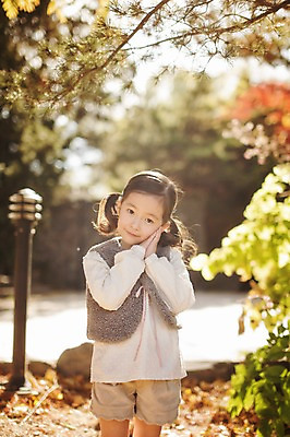 포토 JPG 주간 식물 라이프스타일 계절 여자 어린이라이프 어린이 모션 한국 한명 서기 미소 사람 동양인 손짓 야외 앞모습 귀여움 한국인 가을 순수 손모으기 수목원 경기도 천진난만 파주 여자만 여자한명만 어린이만 소녀만 소녀한명만 국내포토 자연요소 1 아시아 뷰포인트 컨셉 표정 인종 생활 파일형식