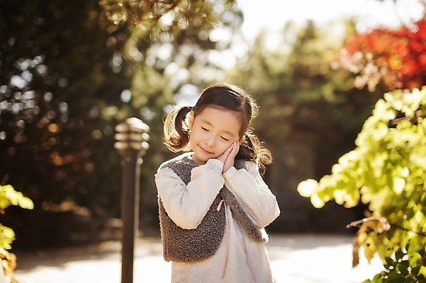 포토 JPG 주간 식물 라이프스타일 계절 여자 어린이라이프 어린이 모션 한국 한명 서기 미소 사람 동양인 손짓 상반신 야외 앞모습 귀여움 눈감음 한국인 가을 순수 손모으기 수목원 경기도 천진난만 파주 여자만 여자한명만 어린이만 소녀만 소녀한명만 국내포토 자연요소 1 아시아 뷰포인트 컨셉 표정 인종 생활 파일형식