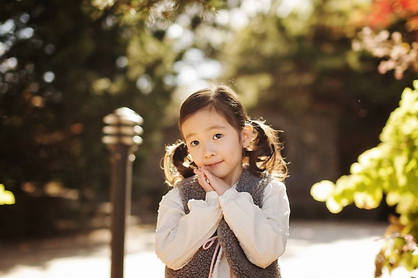 포토 JPG 주간 식물 라이프스타일 계절 여자 어린이라이프 어린이 모션 한국 한명 서기 미소 사람 동양인 손짓 상반신 야외 앞모습 귀여움 한국인 가을 순수 손모으기 수목원 경기도 천진난만 파주 여자만 여자한명만 어린이만 소녀만 소녀한명만 국내포토 자연요소 1 아시아 뷰포인트 컨셉 표정 인종 생활 파일형식