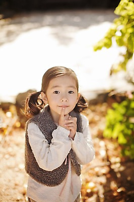 포토 JPG 주간 식물 라이프스타일 계절 여자 어린이라이프 어린이 모션 한국 한명 서기 미소 사람 동양인 손짓 상반신 야외 앞모습 귀여움 한국인 가을 순수 손모으기 수목원 경기도 천진난만 파주 여자만 여자한명만 어린이만 소녀만 소녀한명만 국내포토 자연요소 1 아시아 뷰포인트 컨셉 표정 인종 생활 파일형식