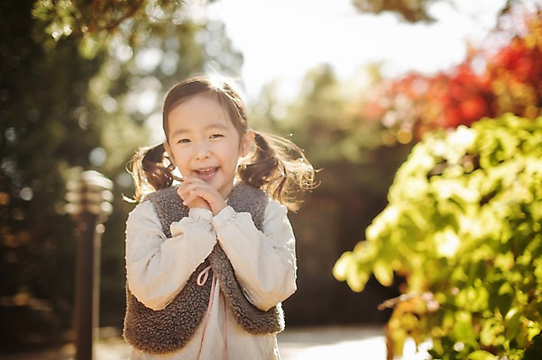 포토 JPG 주간 식물 라이프스타일 계절 여자 어린이라이프 어린이 모션 한국 한명 서기 미소 사람 동양인 손짓 상반신 야외 앞모습 귀여움 한국인 가을 순수 손모으기 수목원 경기도 천진난만 파주 여자만 여자한명만 어린이만 소녀만 소녀한명만 국내포토 자연요소 1 아시아 뷰포인트 컨셉 표정 인종 생활 파일형식