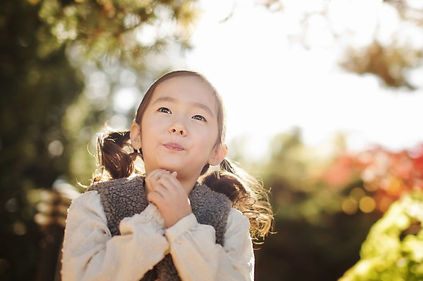 포토 JPG 주간 식물 라이프스타일 응시 계절 여자 어린이라이프 어린이 모션 한국 한명 서기 미소 사람 동양인 손짓 상반신 야외 앞모습 귀여움 한국인 가을 순수 손모으기 수목원 경기도 천진난만 파주 여자만 여자한명만 어린이만 소녀만 소녀한명만 국내포토 자연요소 1 시선 아시아 뷰포인트 컨셉 표정 인종 생활 파일형식