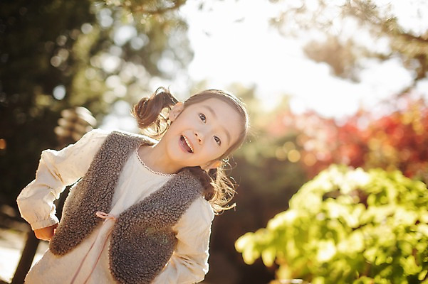 포토 JPG 주간 라이프스타일 계절 여자 어린이라이프 어린이 모션 한국 한명 서기 미소 사람 동양인 상반신 야외 앞모습 귀여움 산책 한국인 가을 순수 수목원 경기도 천진난만 파주 여자만 여자한명만 어린이만 소녀만 소녀한명만 국내포토 자연요소 1 아시아 뷰포인트 컨셉 휴식 표정 인종 생활 파일형식
