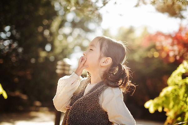 포토 JPG 주간 라이프스타일 계절 여자 어린이라이프 어린이 장난 모션 한국 한명 서기 사람 동양인 손짓 상반신 야외 옆모습 귀여움 산책 한국인 가을 순수 수목원 경기도 천진난만 파주 여자만 여자한명만 어린이만 소녀만 소녀한명만 국내포토 자연요소 1 아시아 뷰포인트 컨셉 휴식 인종 생활 파일형식