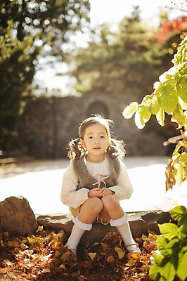 포토 JPG 주간 전신 나무 식물 라이프스타일 계절 여자 어린이라이프 어린이 모션 휴식 한국 한명 사람 앉기 동양인 야외 앞모습 귀여움 산책 한국인 가을 순수 수목원 경기도 천진난만 파주 여자만 여자한명만 어린이만 소녀만 소녀한명만 국내포토 자연요소 1 아시아 뷰포인트 컨셉 인종 생활 파일형식