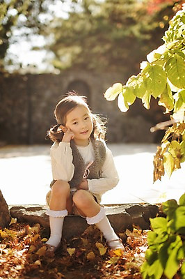 포토 JPG 주간 전신 나무 식물 라이프스타일 계절 여자 어린이라이프 어린이 모션 휴식 한국 한명 사람 앉기 동양인 야외 앞모습 귀여움 산책 한국인 가을 순수 수목원 경기도 천진난만 파주 여자만 여자한명만 어린이만 소녀만 소녀한명만 국내포토 자연요소 1 아시아 뷰포인트 컨셉 인종 생활 파일형식