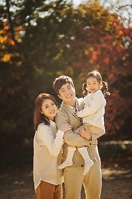 포토 JPG 주간 나무 식물 라이프스타일 계절 여자 남자 딸 어린이 가족 안기 모션 단풍나무 엄마 한국 함께함 서기 사람 동양인 초원 상반신 성인 야외 앞모습 세명 30대 소풍 화목 다정 산책 한국인 가을 가족라이프 아빠 수목원 경기도 파주 국내포토 자연요소 아시아 뷰포인트 컨셉 단풍 관계 휴식 인종 생활 장년 야외활동 파일형식
