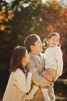 포토 JPG 주간 나무 식물 라이프스타일 계절 여자 남자 딸 어린이 가족 안기 모션 단풍나무 엄마 한국 함께함 서기 미소 사람 동양인 초원 상반신 성인 야외 세명 30대 소풍 화목 다정 산책 한국인 가을 가족라이프 아빠 수목원 경기도 파주 국내포토 자연요소 아시아 컨셉 단풍 관계 휴식 표정 인종 생활 장년 야외활동 파일형식