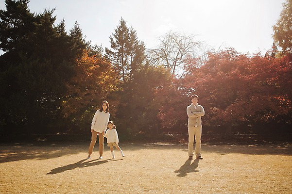 포토 JPG 주간 전신 나무 식물 라이프스타일 계절 여자 남자 딸 어린이 가족 모션 단풍나무 엄마 한국 함께함 서기 사람 동양인 초원 성인 야외 앞모습 세명 30대 소풍 손잡기 화목 다정 산책 한국인 가을 가족라이프 아빠 수목원 경기도 파주 국내포토 자연요소 아시아 뷰포인트 컨셉 단풍 관계 휴식 인종 생활 장년 야외활동 파일형식